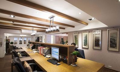 濟(jì)南辦公室裝修美式古典設(shè)計(jì)風(fēng)格,營(yíng)造復(fù)古藝術(shù)辦公環(huán)境